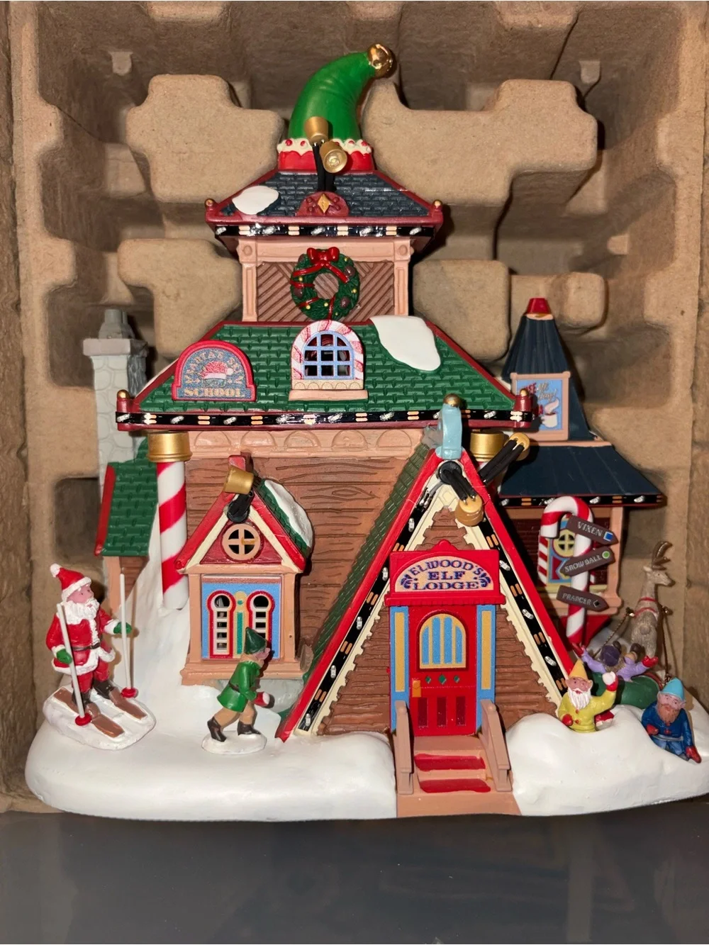 Lemax Elwood’s Elf Lodge 45224 Santa’s Wonderland Lighted Christmas Village